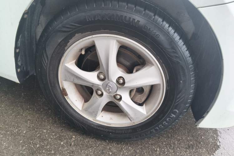 Used Hyundai Verna (older generation) 2014 1.4L Manual Smart GLS Trim Right Front Wheel Hub