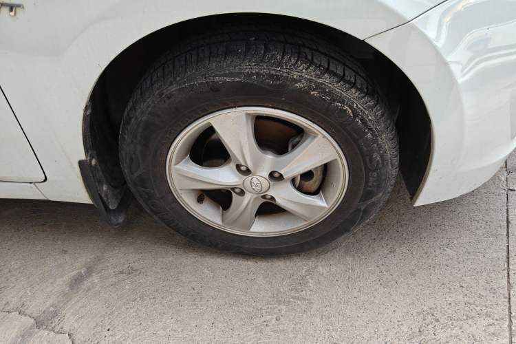Used Hyundai Verna (older generation) 2014 1.4L Manual Smart GLS Trim Right Front Wheel Hub