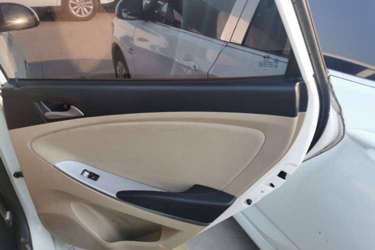 Used Hyundai Verna (older generation) 2014 1.4L Automatic Smart GLS Right Rear Door Interior