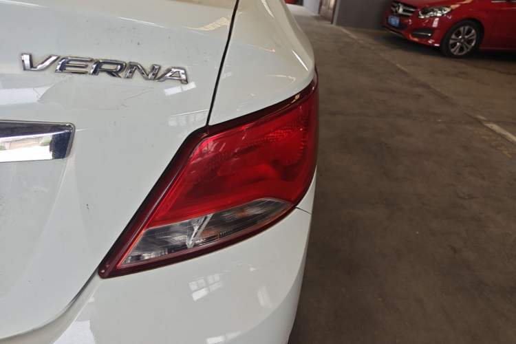 Used Hyundai Verna (older generation) 2014 1.4L Automatic Smart GLS Right Rear Taillight