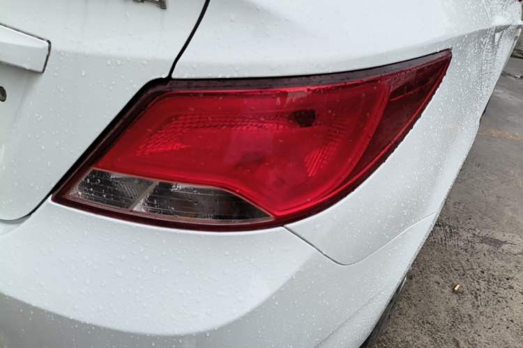 Used Hyundai Verna (older generation) 2014 1.4L Automatic Smart GLS Right Rear Taillight