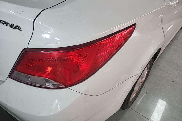 Used Hyundai Verna (older generation) 2014 1.4L Automatic Smart GLS Right Rear Taillight
