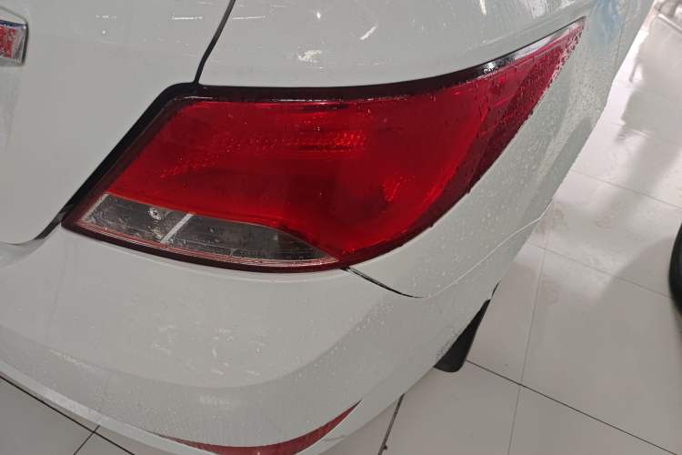 Used Hyundai Verna (older generation) 2014 1.4L Automatic Leading-Edge GLX Right Rear Taillight