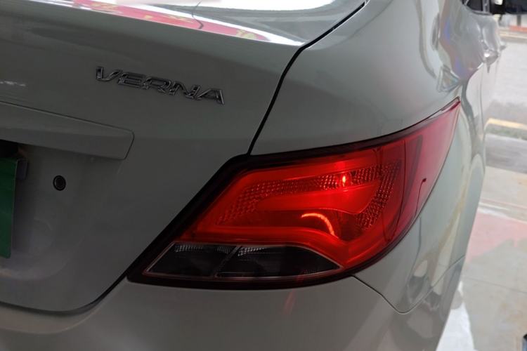 Used Hyundai Verna (older generation) 2014 1.4L Automatic Smart GLS Right Rear Taillight