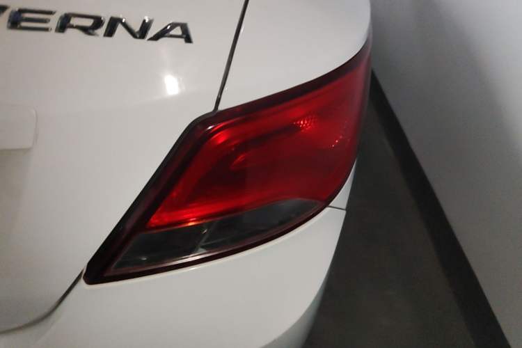 Used Hyundai Verna (older generation) 2014 1.4L Automatic Smart GLS Right Rear Taillight