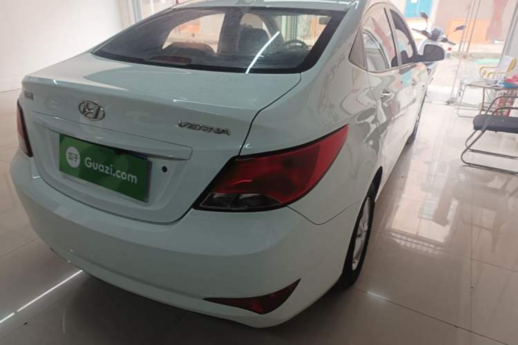 Used Hyundai Verna (older generation) 2014 1.4L Automatic Smart GLS Right Rear Taillight