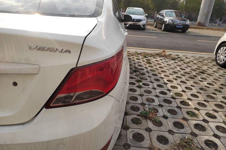 Used Hyundai Verna (older generation) 2014 1.4L Automatic Fashion GS Model Right Rear Taillight