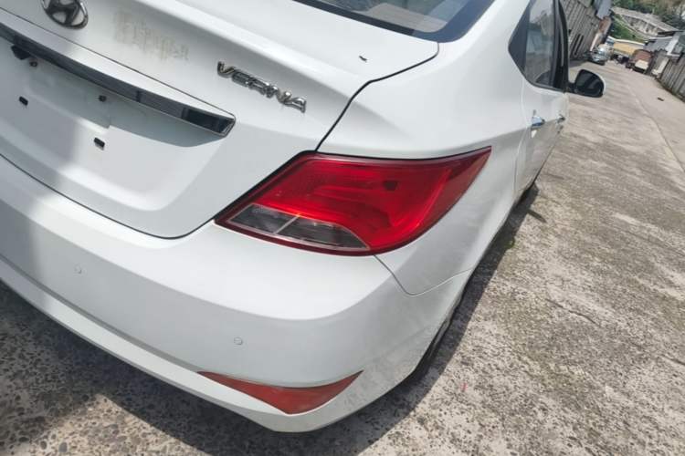 Used Hyundai Verna (older generation) 2014 1.4L Automatic Leading-Edge GLX Right Rear Taillight