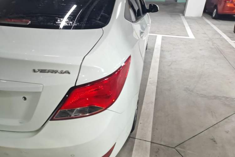 Used Hyundai Verna (older generation) 2014 1.4L Automatic Smart GLS Right Rear Taillight