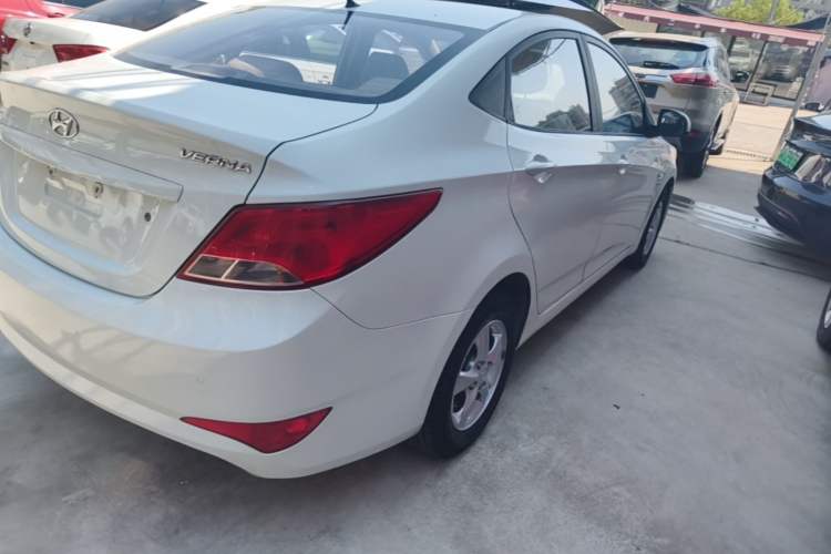 Used Hyundai Verna (older generation) 2014 1.4L Automatic Smart GLS Right Rear Taillight