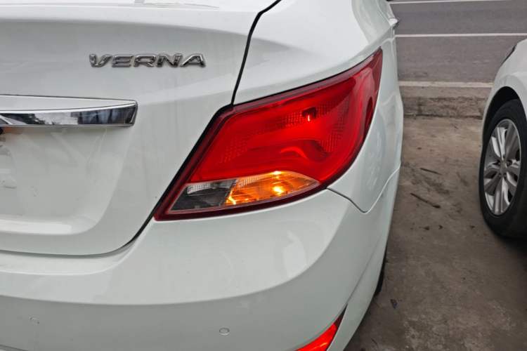 Used Hyundai Verna (older generation) 2014 1.4L Automatic Leading-Edge GLX Right Rear Taillight