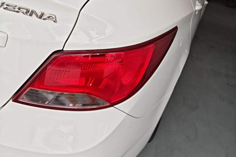 Used Hyundai Verna (older generation) 2014 1.4L Automatic Smart GLS Right Rear Taillight