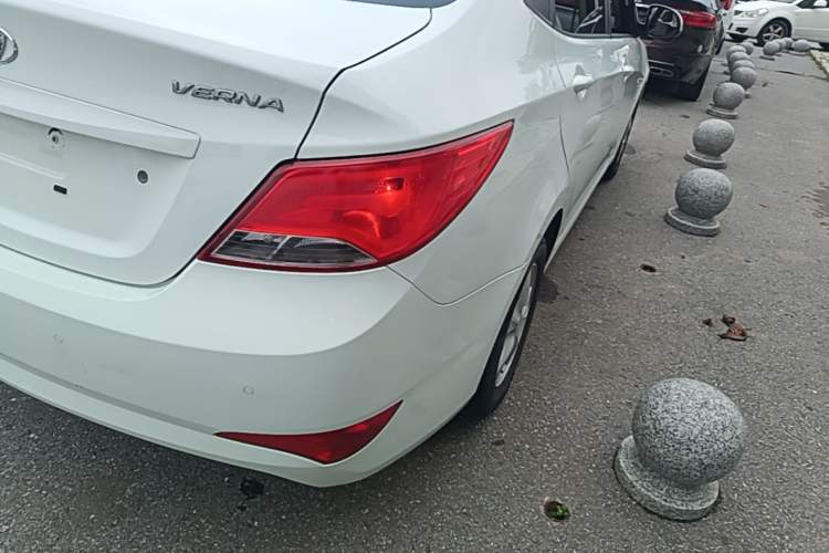 Used Hyundai Verna (older generation) 2014 1.4L Automatic Smart GLS Right Rear Taillight