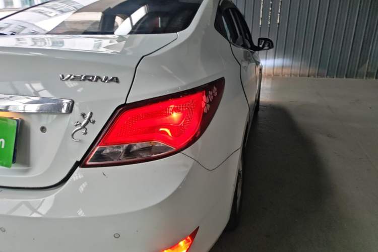 Used Hyundai Verna (older generation) 2014 1.4L Automatic Smart GLS Right Rear Taillight