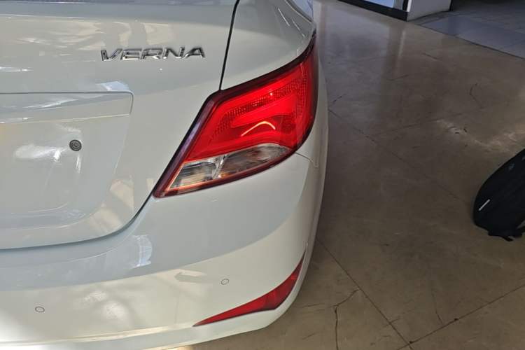 Used Hyundai Verna (older generation) 2014 1.4L Automatic Smart GLS Right Rear Taillight