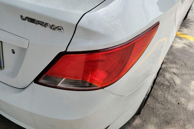Used Hyundai Verna (older generation) 2014 1.4L Automatic Smart GLS Right Rear Taillight