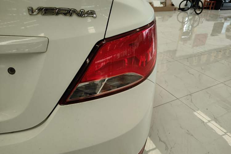 Used Hyundai Verna (older generation) 2014 1.4L Automatic Smart GLS Right Rear Taillight