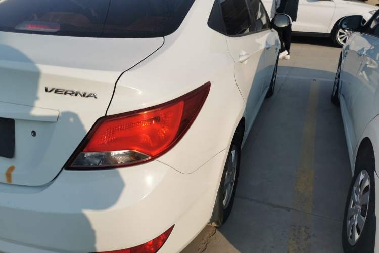 Used Hyundai Verna (older generation) 2014 1.4L Automatic Smart GLS Right Rear Taillight