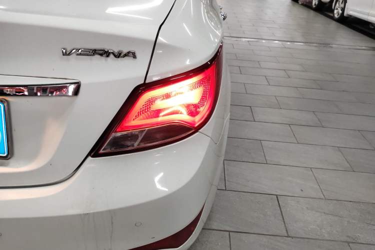 Used Hyundai Verna (older generation) 2014 1.4L Automatic Leading-Edge GLX Right Rear Taillight