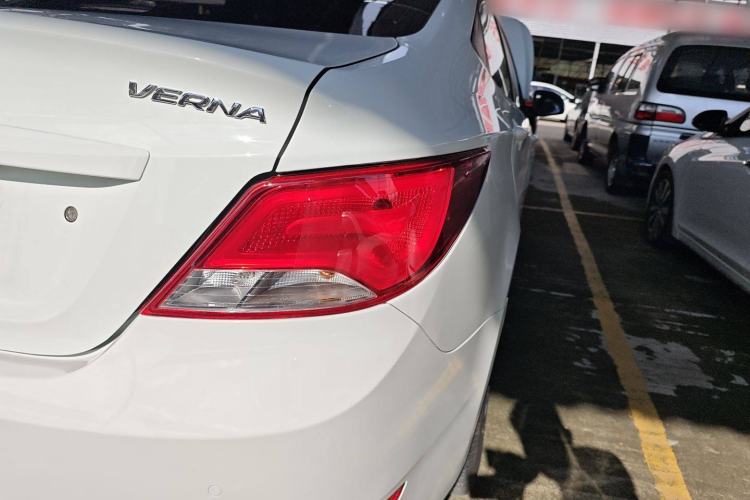 Used Hyundai Verna (older generation) 2014 1.4L Automatic Smart GLS Right Rear Taillight