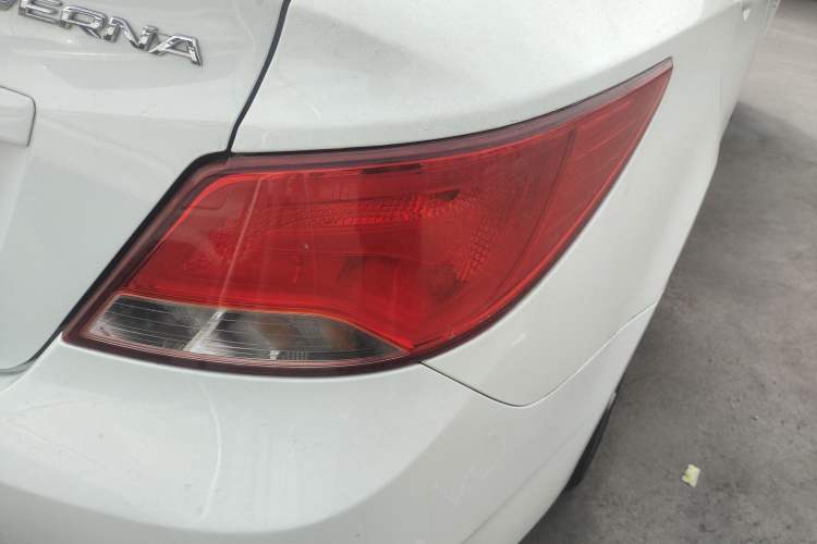 Used Hyundai Verna (older generation) 2014 1.4L Automatic Smart GLS Right Rear Taillight
