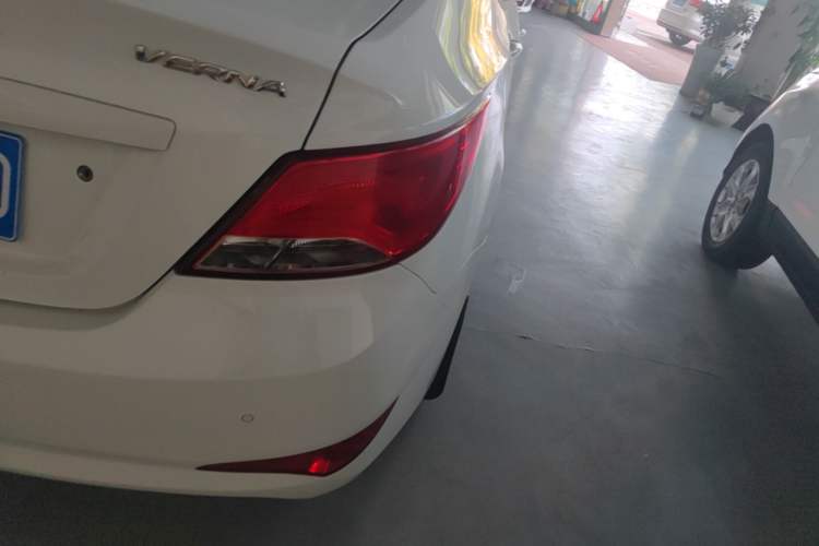 Used Hyundai Verna (older generation) 2014 1.4L Automatic Smart GLS Right Rear Taillight