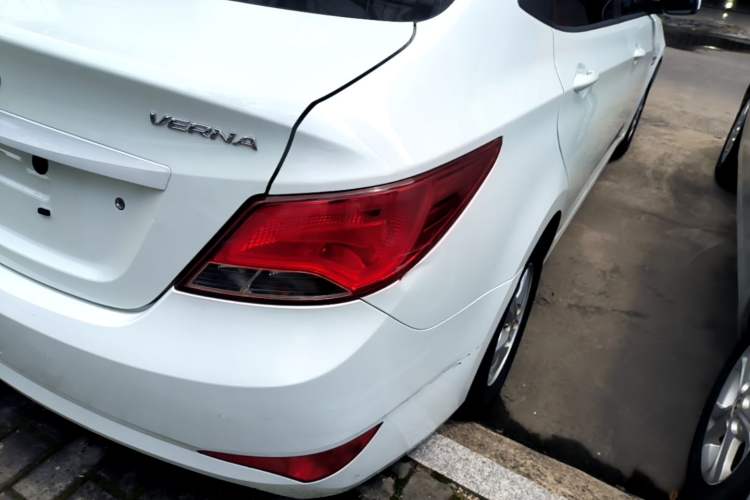 Used Hyundai Verna (older generation) 2014 1.4L Automatic Smart GLS Right Rear Taillight