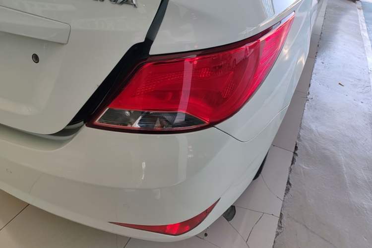 Used Hyundai Verna (older generation) 2014 1.4L Automatic Smart GLS Right Rear Taillight
