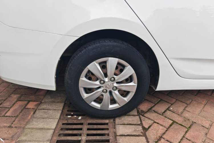 Used Hyundai Verna (older generation) 2014 1.4L Manual Smart GLS Trim Right Rear Wheel Hub