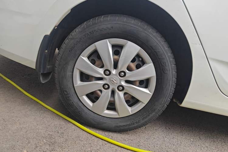 Used Hyundai Verna (older generation) 2014 1.4L Manual Smart GLS Trim Right Rear Wheel Hub