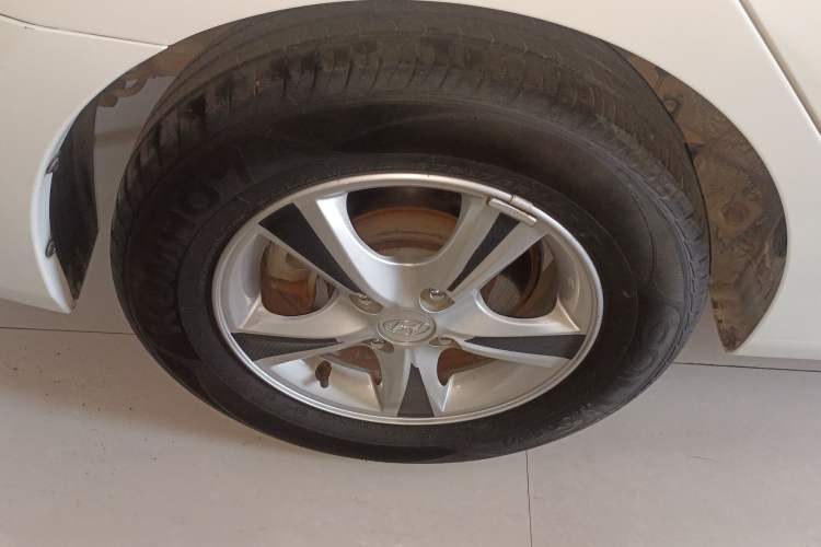 Used Hyundai Verna (older generation) 2014 1.4L Manual Smart GLS Trim Right Rear Wheel Hub