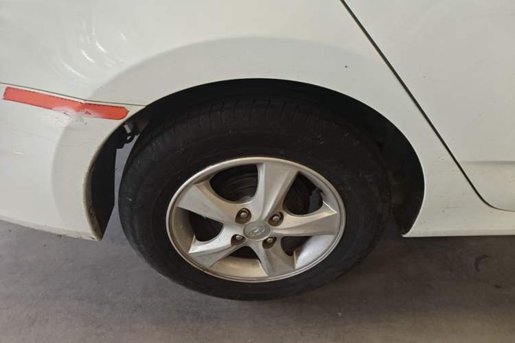 Used Hyundai Verna (older generation) 2014 1.4L Automatic Smart GLS Right Rear Wheel Hub