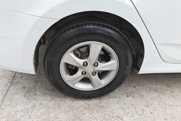 Used Hyundai Verna (older generation) 2014 1.4L Manual Smart GLS Trim Right Rear Wheel Hub