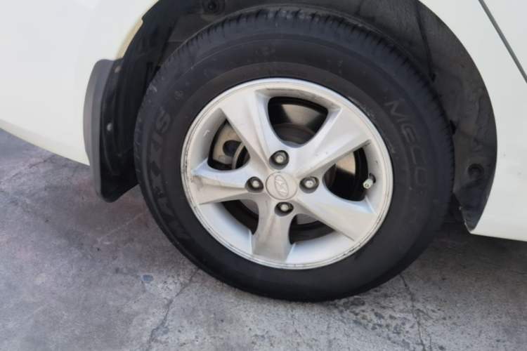 Used Hyundai Verna (older generation) 2014 1.4L Manual Smart GLS Trim Right Rear Wheel Hub