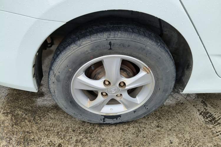 Used Hyundai Verna (older generation) 2014 1.4L Automatic Smart GLS Right Rear Wheel Hub