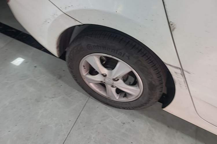 Used Hyundai Verna (older generation) 2014 1.4L Automatic Smart GLS Right Rear Wheel Hub