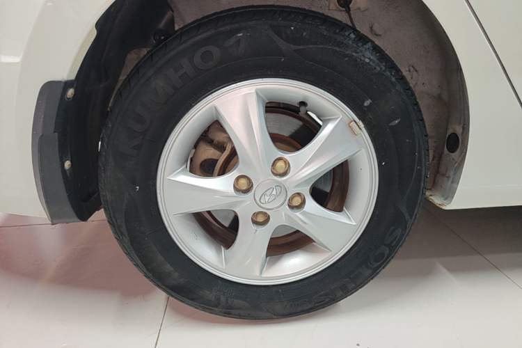 Used Hyundai Verna (older generation) 2014 1.4L Manual Smart GLS Trim Right Rear Wheel Hub