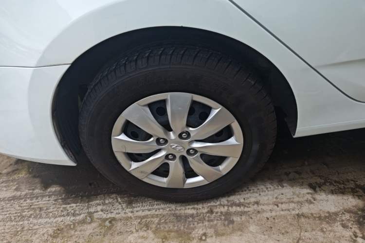 Used Hyundai Verna (older generation) 2014 1.4L Manual Smart GLS Trim Right Rear Wheel Hub