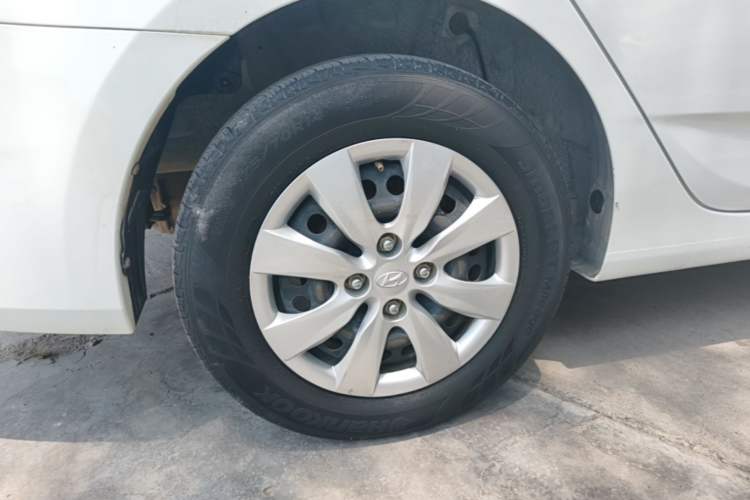 Used Hyundai Verna (older generation) 2014 1.4L Manual Smart GLS Trim Right Rear Wheel Hub