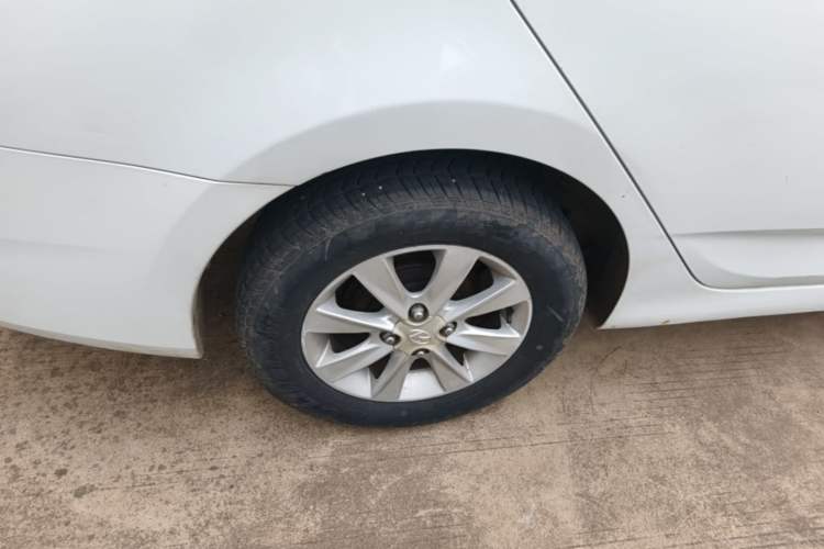 Used Hyundai Verna (older generation) 2014 1.4L Manual Smart GLS Trim Right Rear Wheel Hub