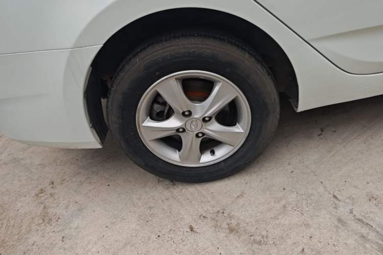 Used Hyundai Verna (older generation) 2014 1.4L Automatic Smart GLS Right Rear Wheel Hub