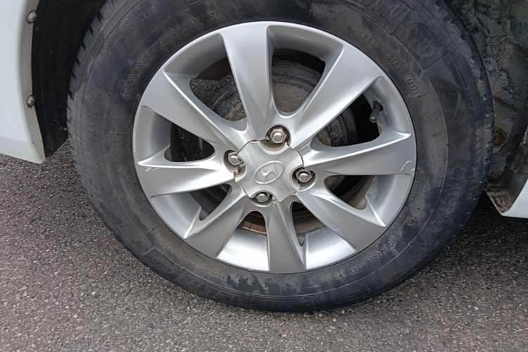 Used Hyundai Verna (older generation) 2014 1.4L Manual Smart GLS Trim Right Rear Wheel Hub