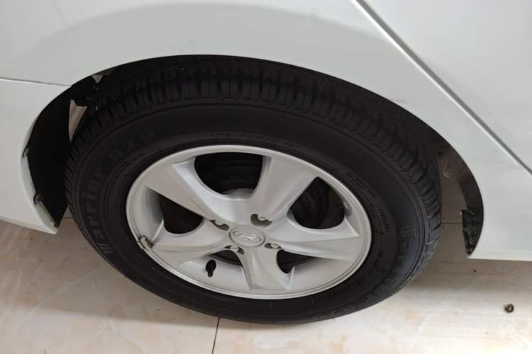 Used Hyundai Verna (older generation) 2014 1.4L Automatic Smart GLS Right Rear Wheel Hub