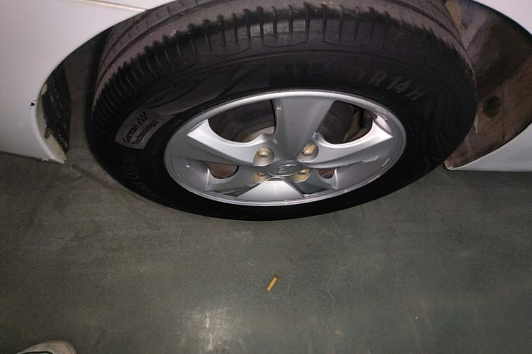 Used Hyundai Verna (older generation) 2014 1.4L Automatic Smart GLS Right Rear Wheel Hub