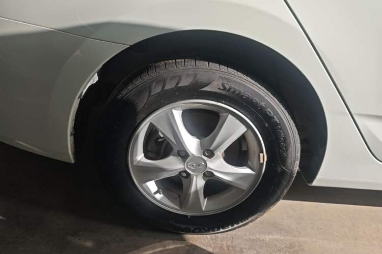 Used Hyundai Verna (older generation) 2014 1.4L Manual Smart GLS Trim Right Rear Wheel Hub