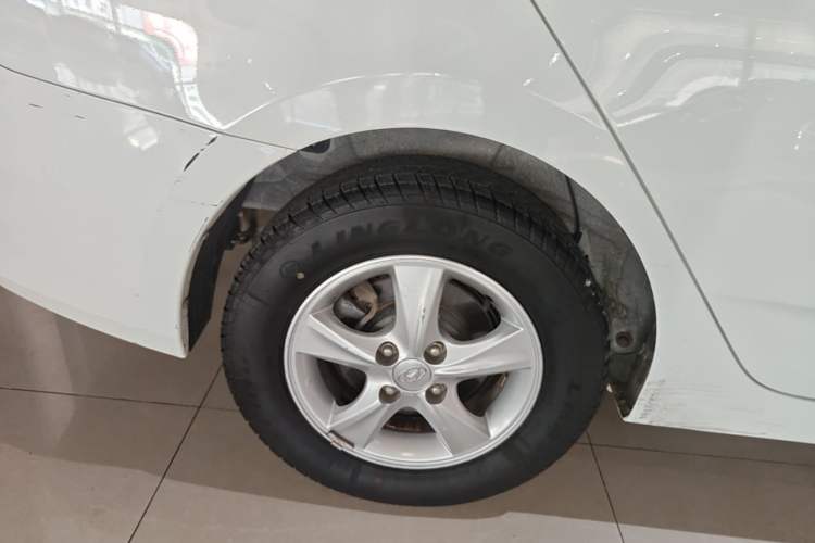 Used Hyundai Verna (older generation) 2014 1.4L Manual Smart GLS Trim Right Rear Wheel Hub