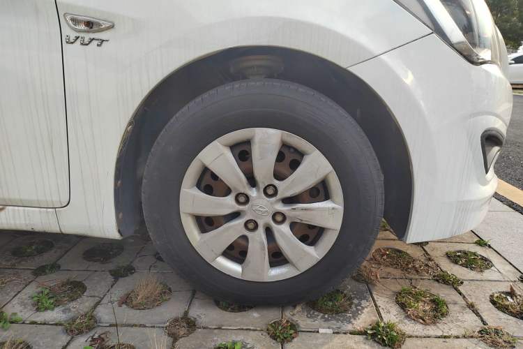 Used Hyundai Verna (older generation) 2014 1.4L Automatic Fashion GS Model Right Rear Wheel Hub