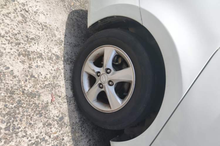 Used Hyundai Verna (older generation) 2014 1.4L Automatic Leading-Edge GLX Right Rear Wheel Hub
