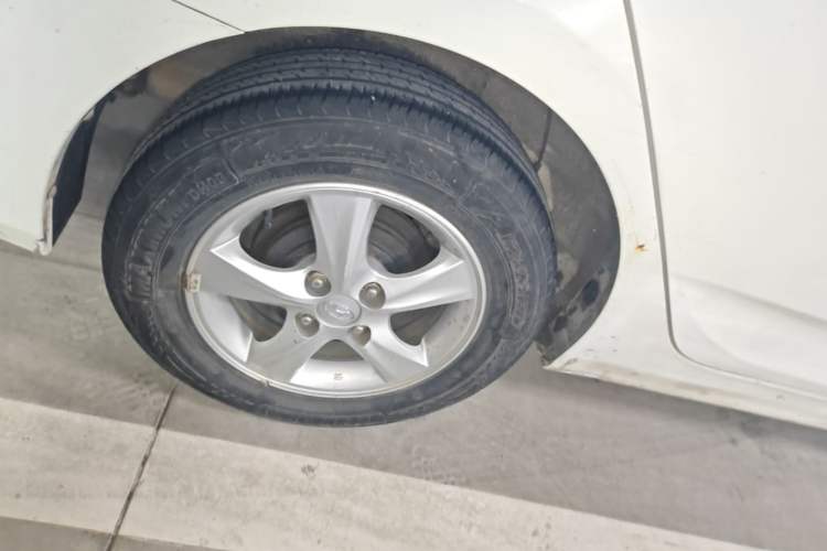 Used Hyundai Verna (older generation) 2014 1.4L Automatic Smart GLS Right Rear Wheel Hub