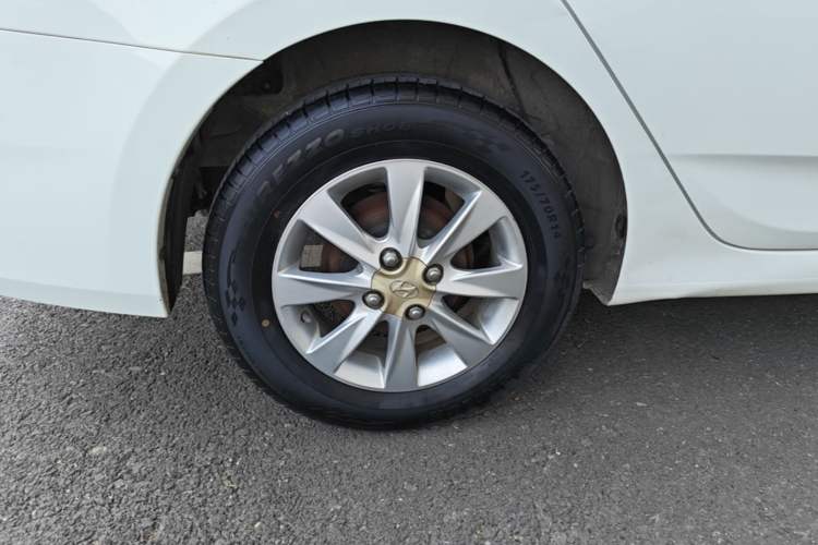 Used Hyundai Verna (older generation) 2014 1.4L Manual Smart GLS Trim Right Rear Wheel Hub